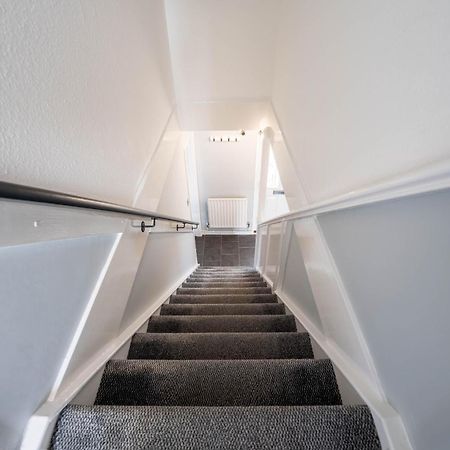 Gatwick Place - 4 Bed 2 Bath Self Contained House With Private Garden Хорли Экстерьер фото