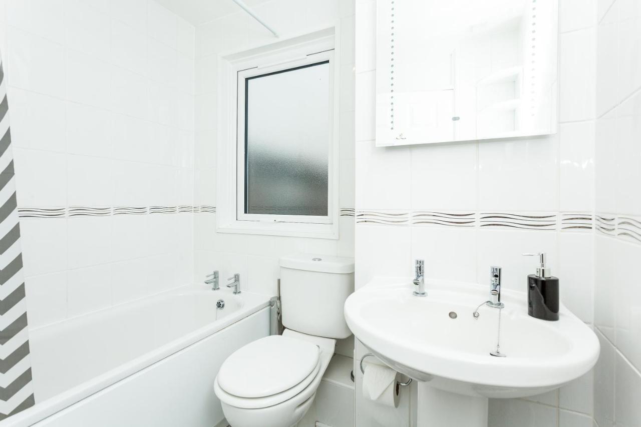 Gatwick Place - 4 Bed 2 Bath Self Contained House With Private Garden Хорли Экстерьер фото