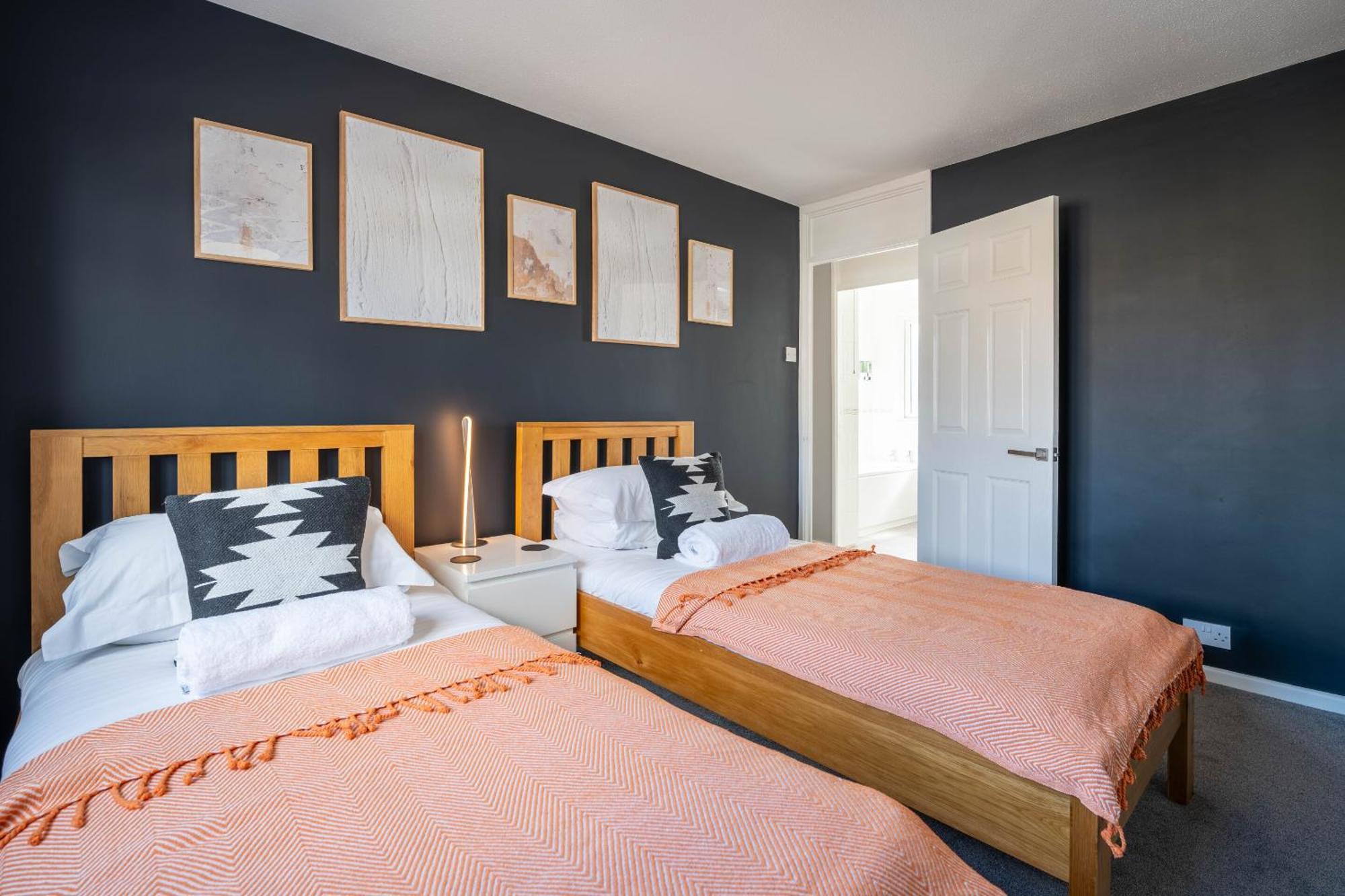 Gatwick Place - 4 Bed 2 Bath Self Contained House With Private Garden Хорли Экстерьер фото
