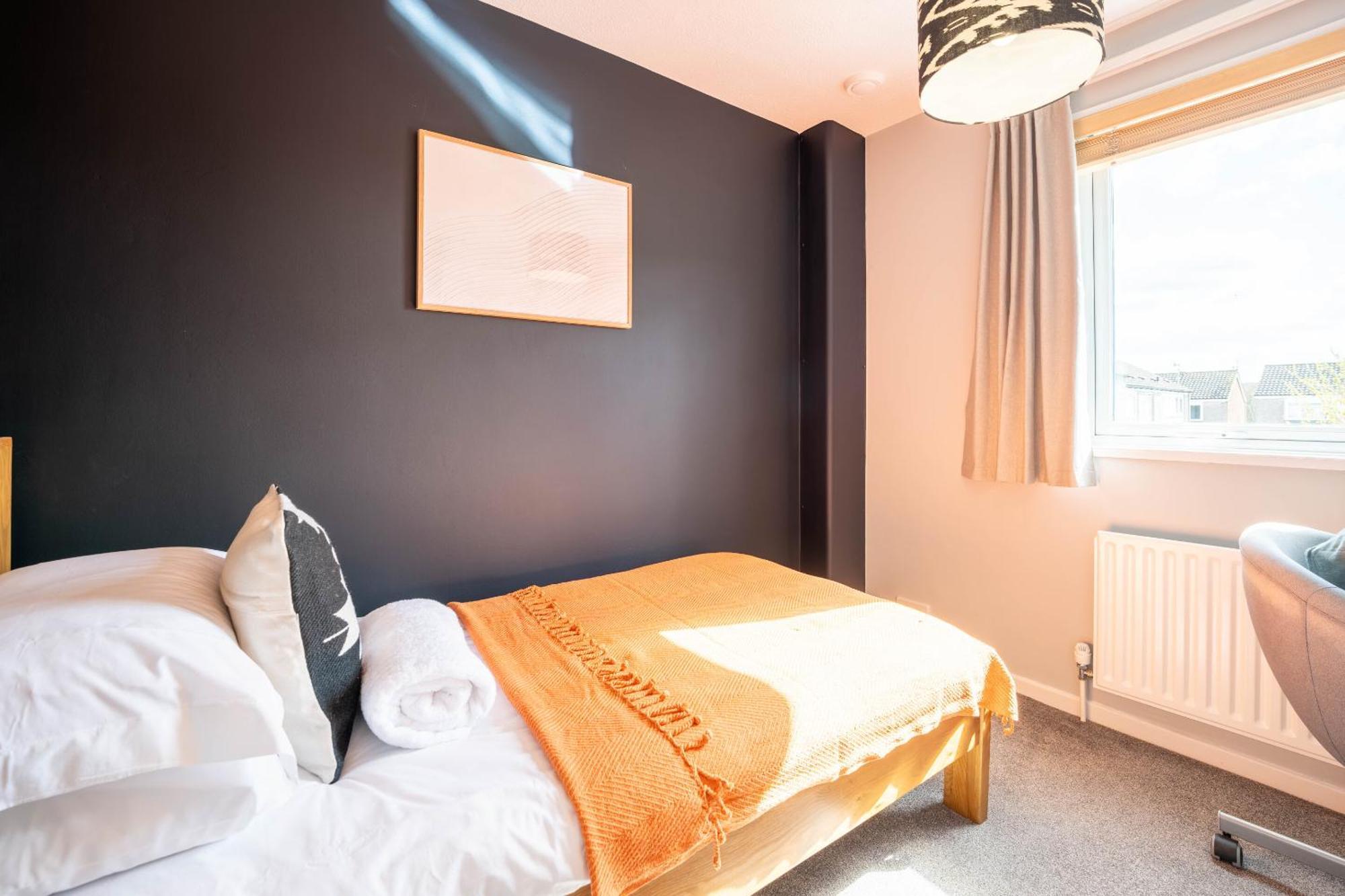 Gatwick Place - 4 Bed 2 Bath Self Contained House With Private Garden Хорли Экстерьер фото