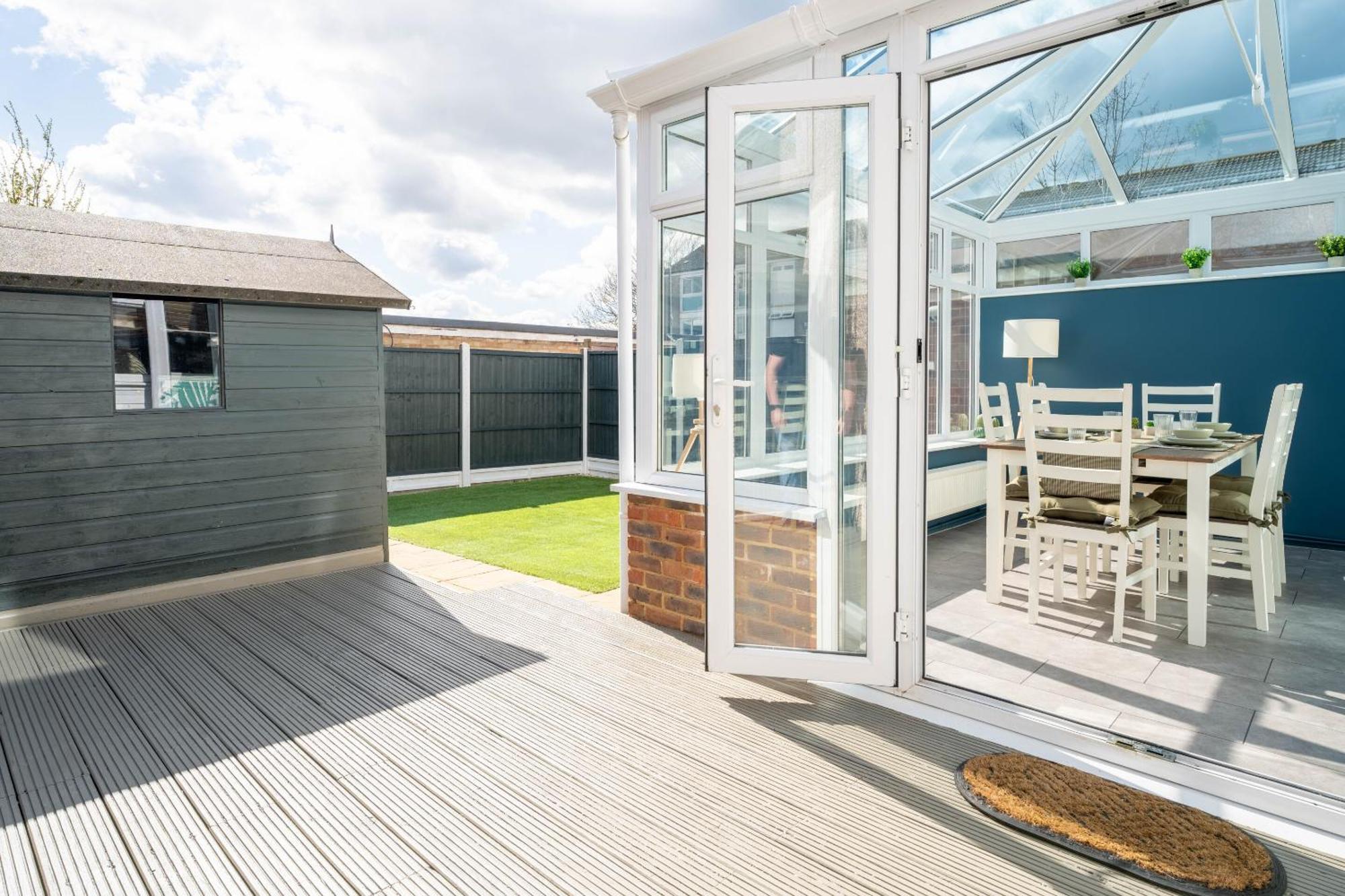 Gatwick Place - 4 Bed 2 Bath Self Contained House With Private Garden Хорли Экстерьер фото
