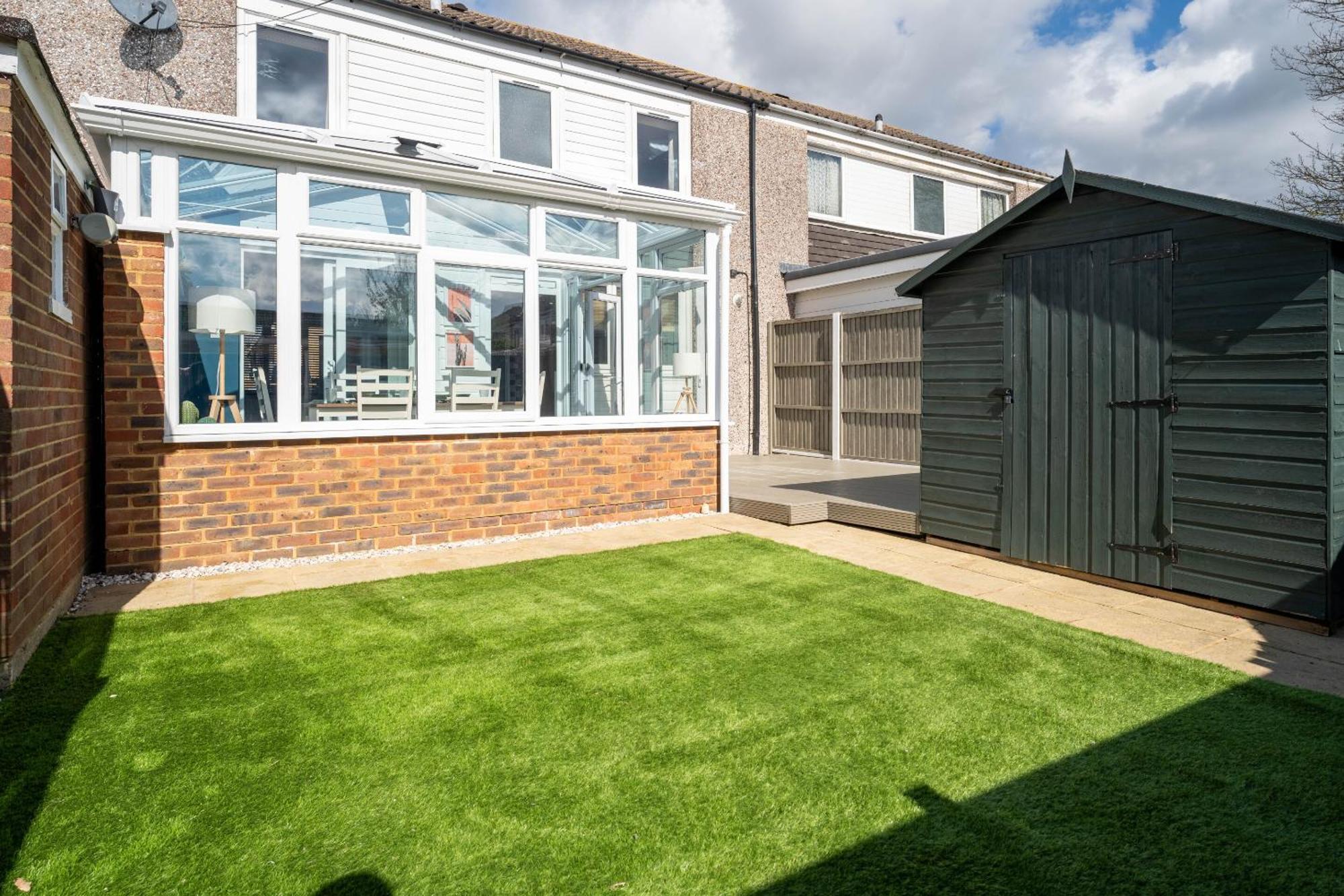 Gatwick Place - 4 Bed 2 Bath Self Contained House With Private Garden Хорли Экстерьер фото