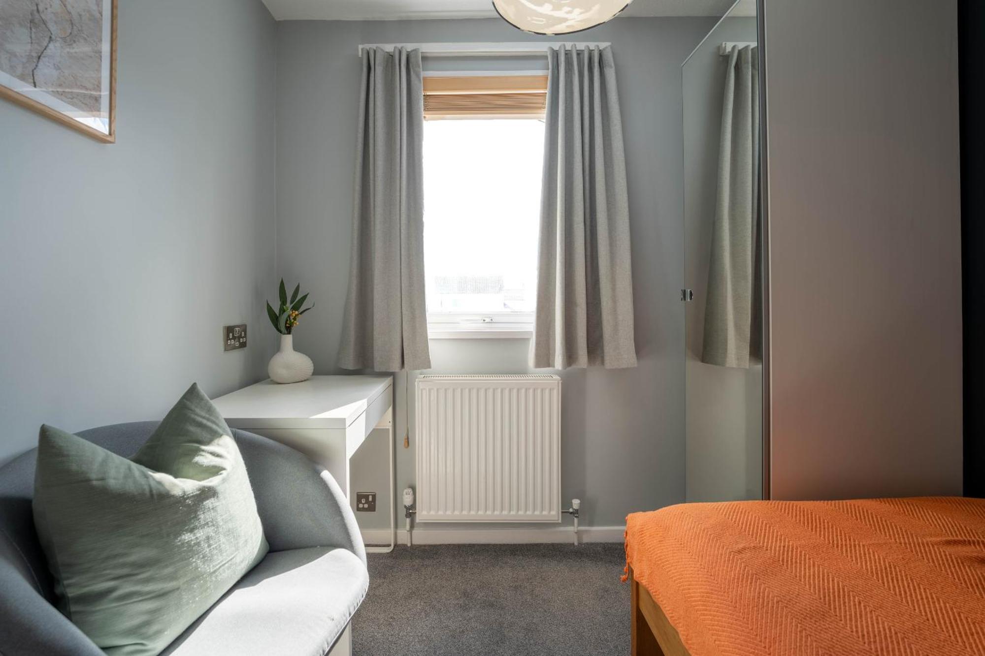 Gatwick Place - 4 Bed 2 Bath Self Contained House With Private Garden Хорли Экстерьер фото