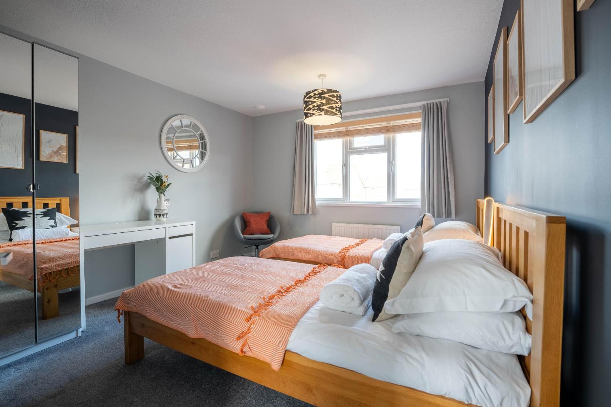 Gatwick Place - 4 Bed 2 Bath Self Contained House With Private Garden Хорли Экстерьер фото